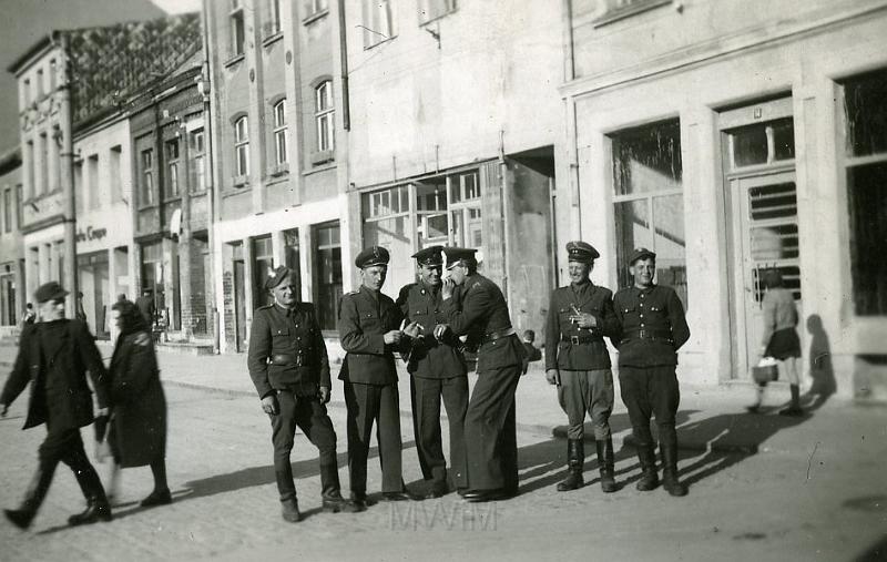 KKE 2338.jpg - Fot. Żołnierze. Od prawej: drugi Jan Bujko, Złotów, 1953 r.